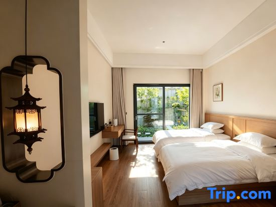 Double Suite with courtyard view (twin beds)
