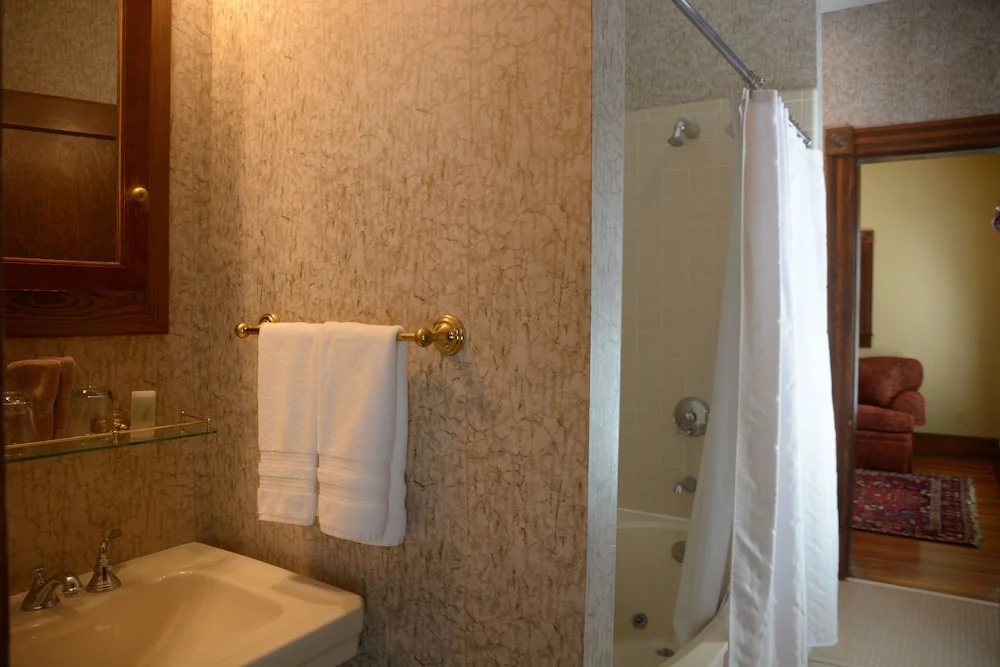 Double Suite (full double bed)