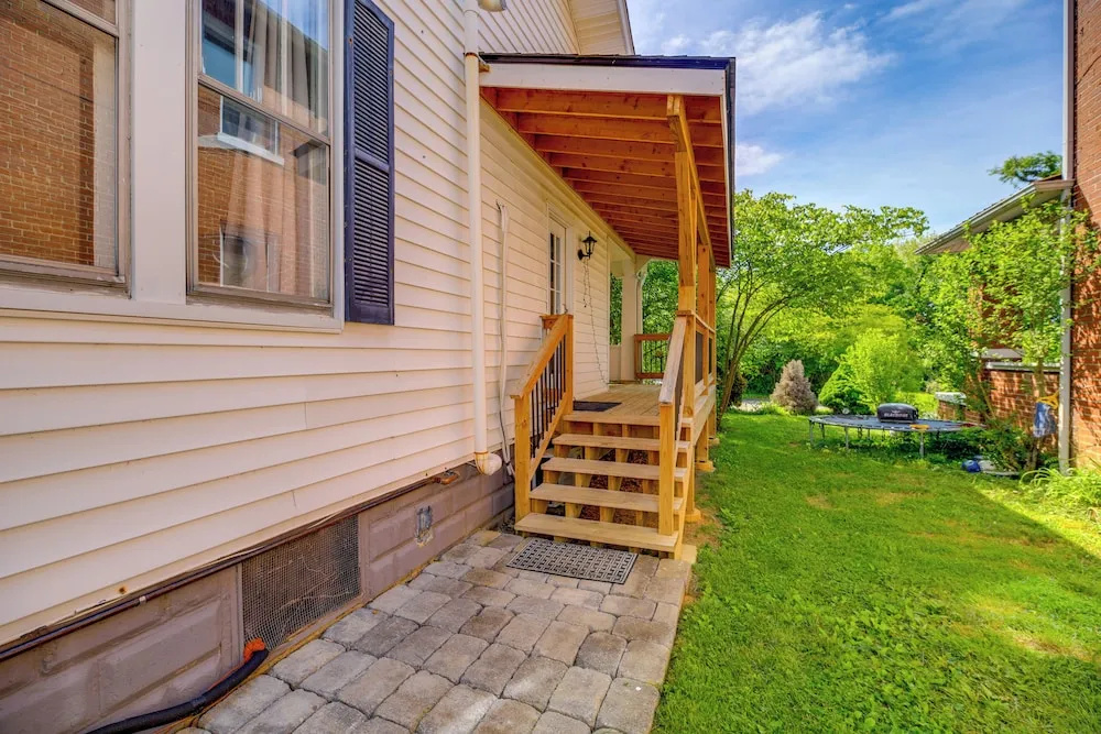 King Studio Suite w/ Walk-in Shower Pet Friendly