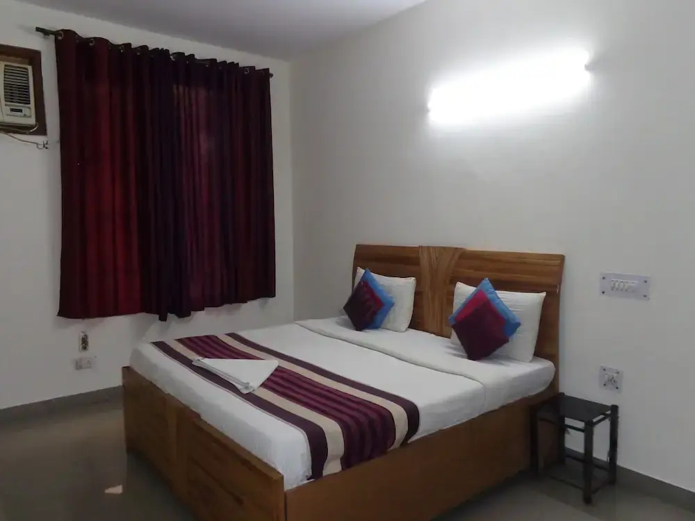 Deluxe Double room (full double bed)