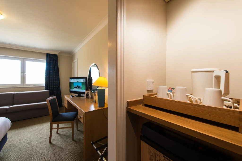 Holiday Inn Edinburgh Zoo by IHG - 4