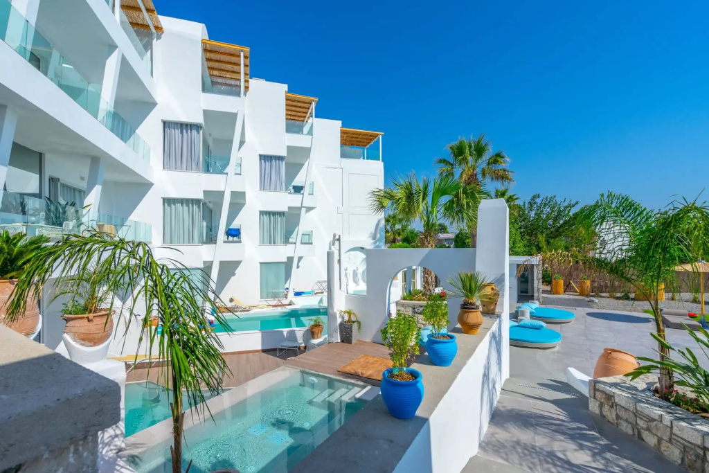 Kouros Home & Suites, ,