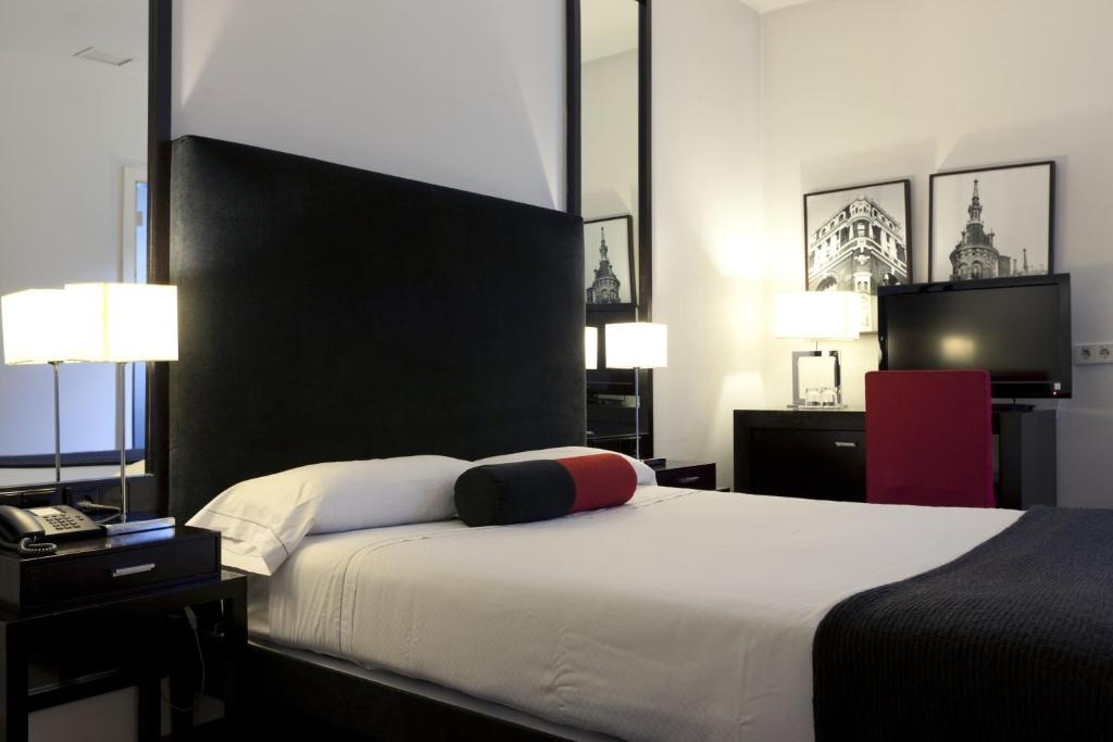 Hotel Quatro Puerta Del Sol Room Type - Standard Double room full double bed