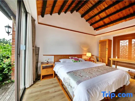 Double Suite with courtyard view (full double bed)