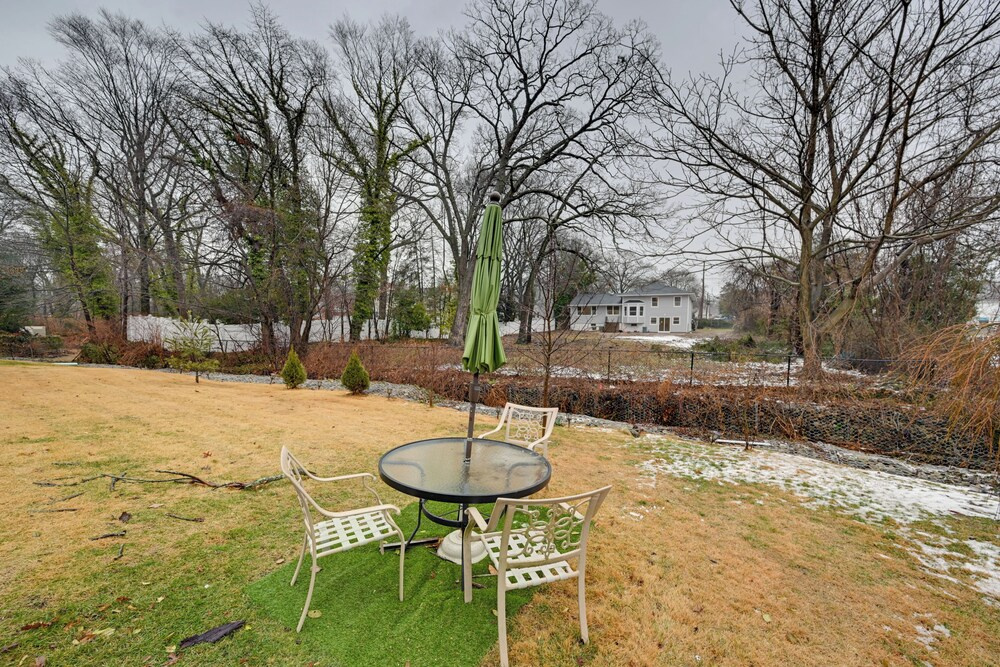 2 Mi to Dtwn Freeport! Apt w/ Deck in Baldwin