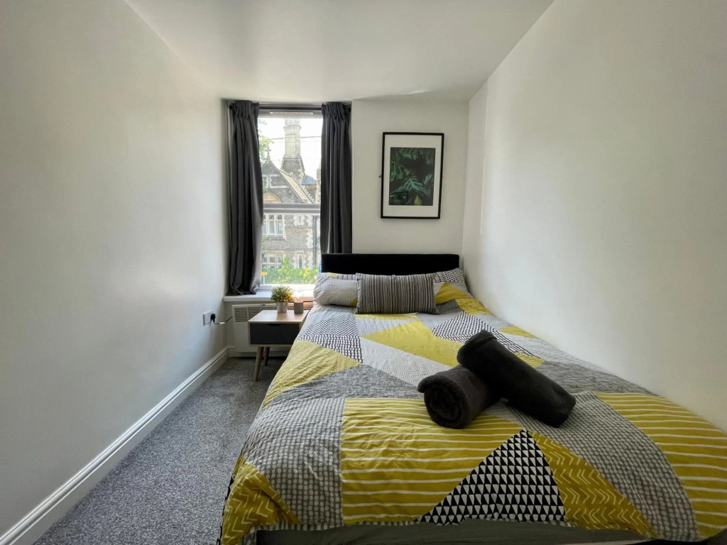 6 Person, 4 Bedroom Light, Warm & Modern Apartment