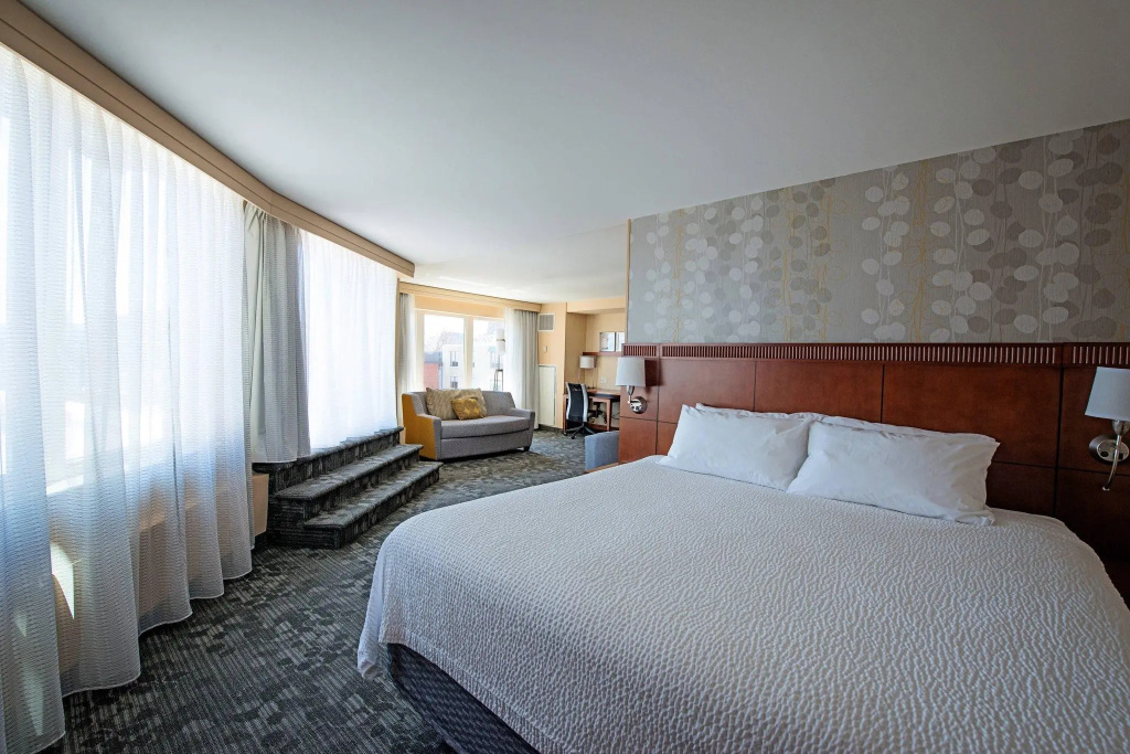 Standard Double room with harbour view (full double bed)