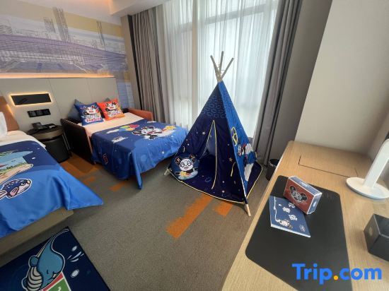 Двухместный семейный номер Standard двуспальная кровать в Hampton by Hilton Gu'an New Airport