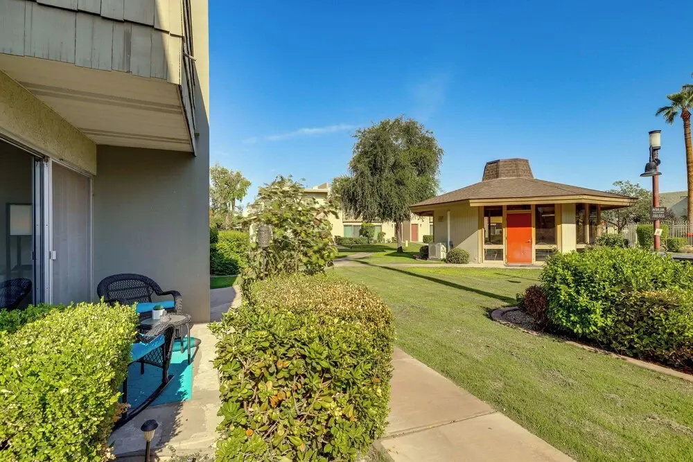 Unwind Poolside, Walk to Old Town! Scottsdale Unit