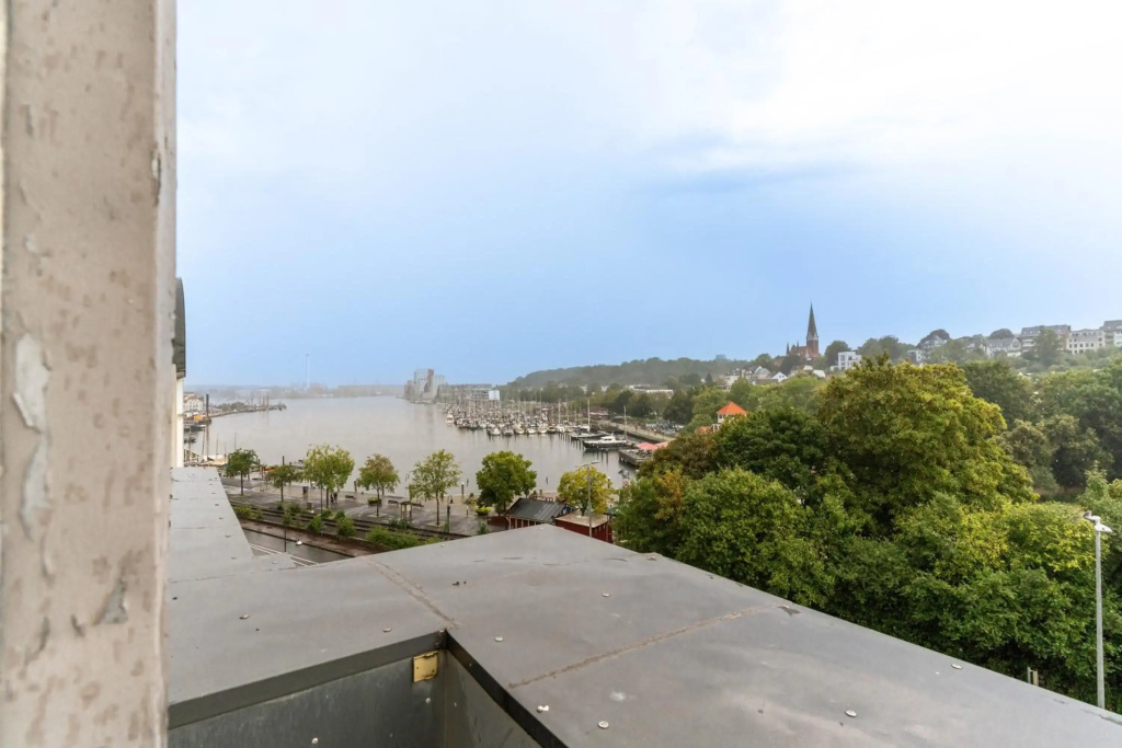 Hafenkoje mit Blick über Hafen und Altstadt