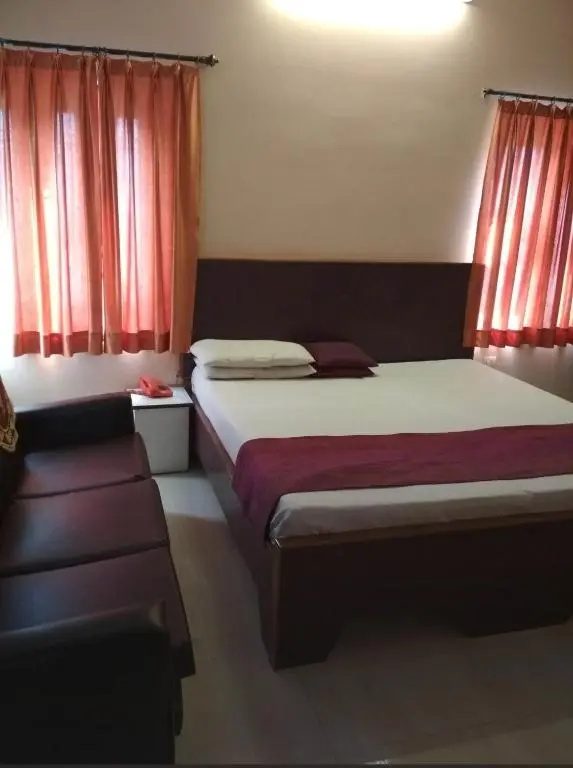 Hotel Aarjee Crescent