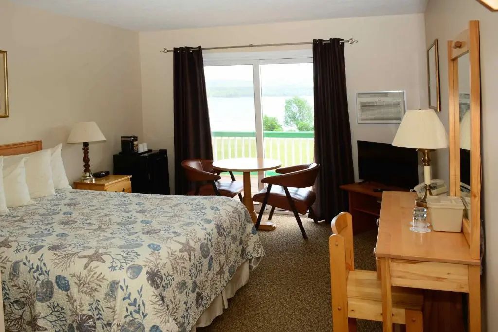 Standard Double room with lake view (full double bed)