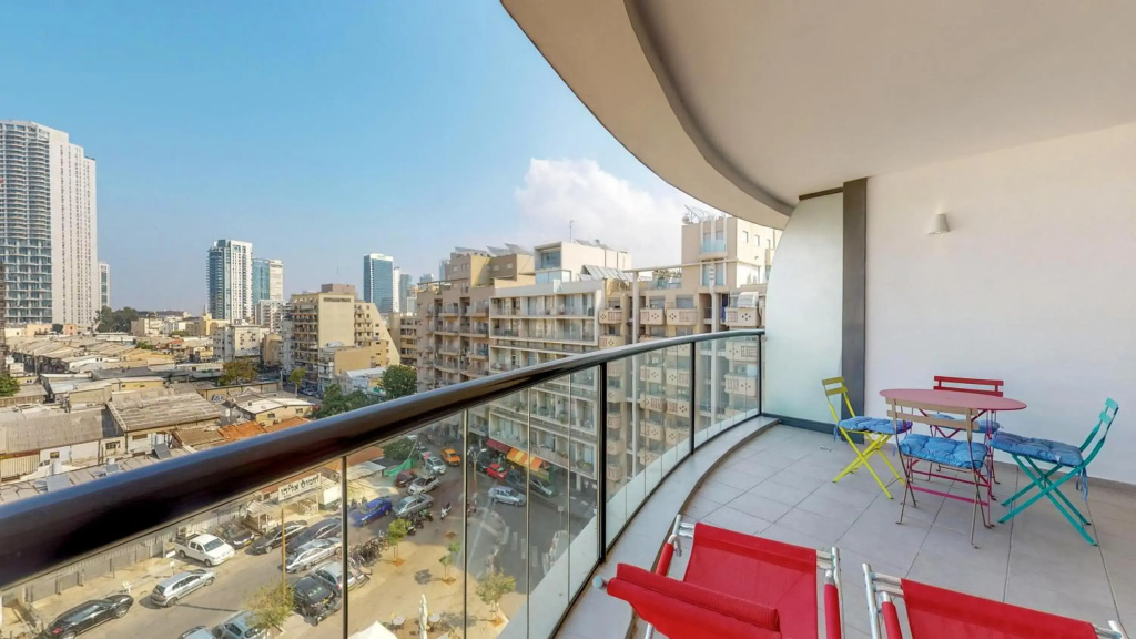 Luminous 3BR in Florentine