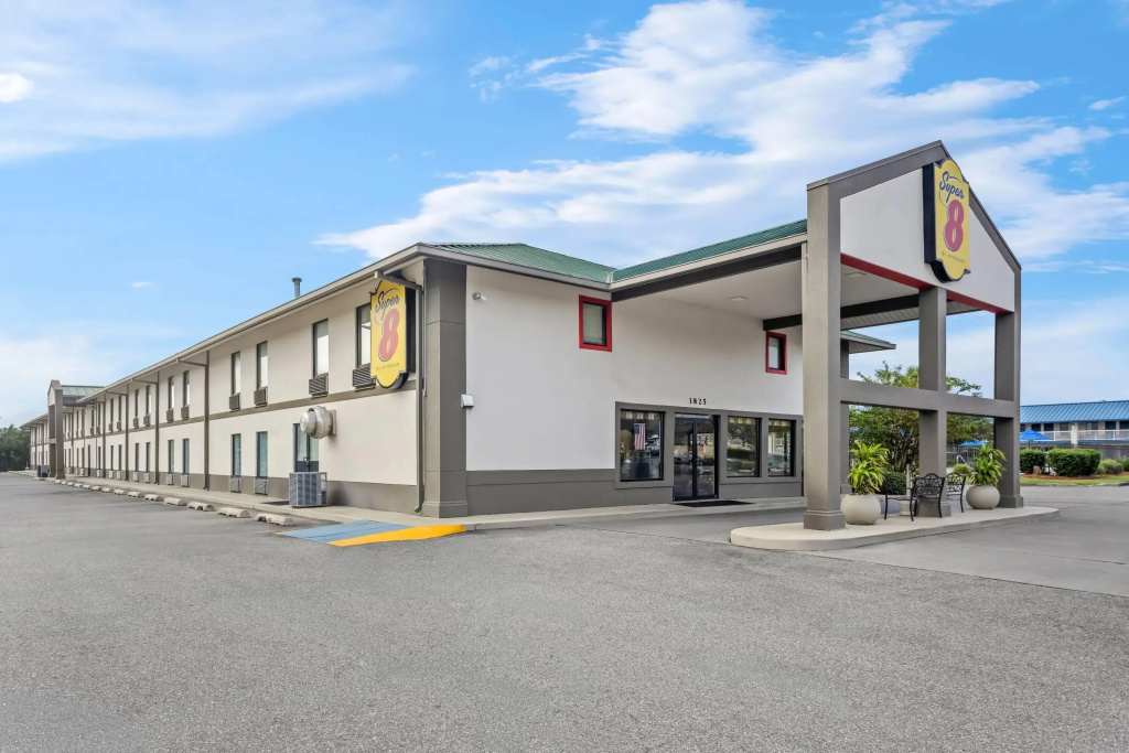 Super 8 by Wyndham Valdosta GA I-75