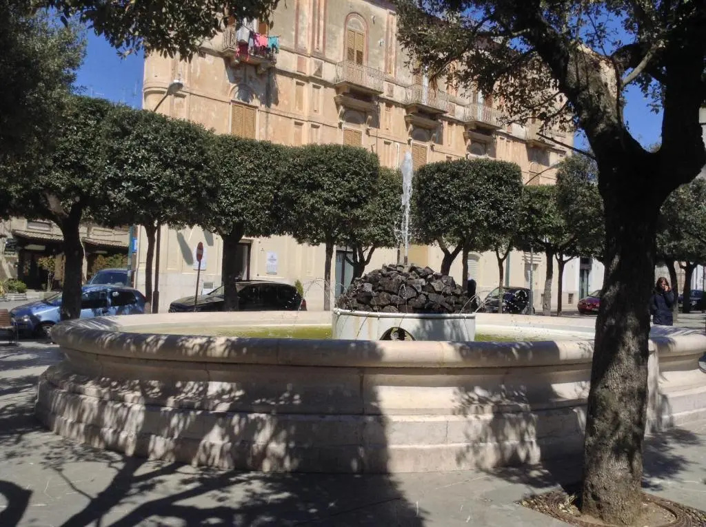 Da noi. Nella città dell'acqua e della pietra.