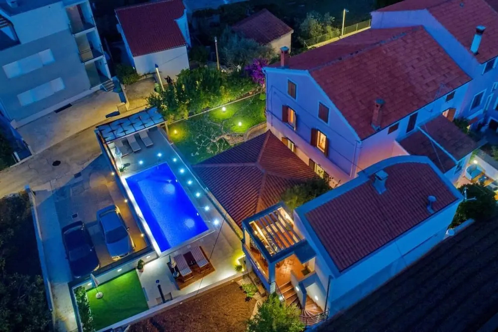 Spacious Apartment Milly With Pool