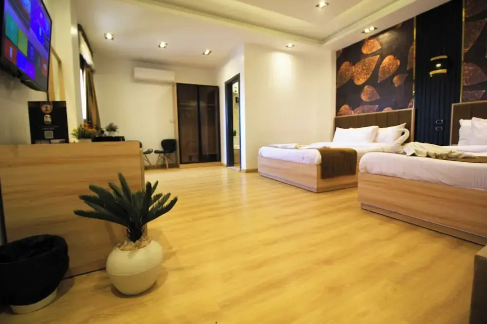 Deluxe Quadruple room with city view (2 full double beds)