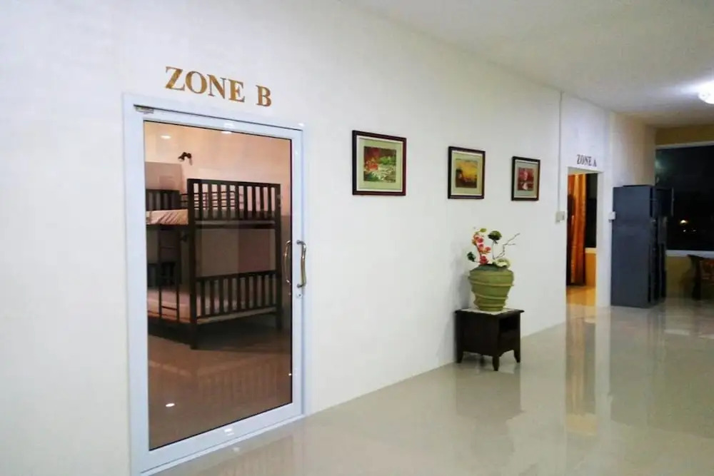 Кровать в общем номере в Samui Lakeside Hostel - Adults Only