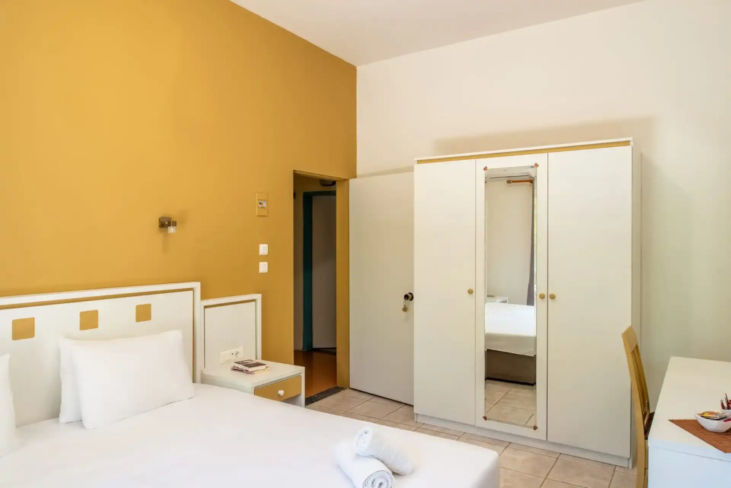 Standard Double room with garden view (full double bed)