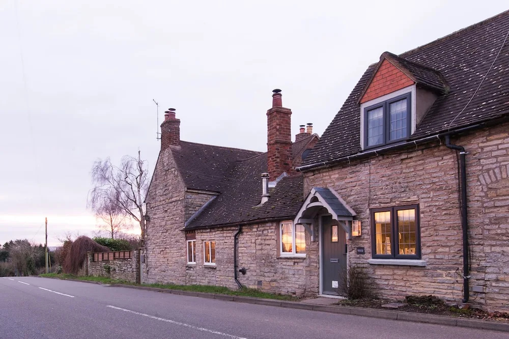 Cosy 2 Bedroom Cottage With Log-burner & Parking