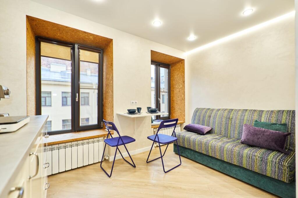 критик отдыхает санкт петербург. уютная спальня с подиумом вместо кровати. критик отдыхает санкт петербург. демут отель demut hotel парковка. 61 liteyny ave.