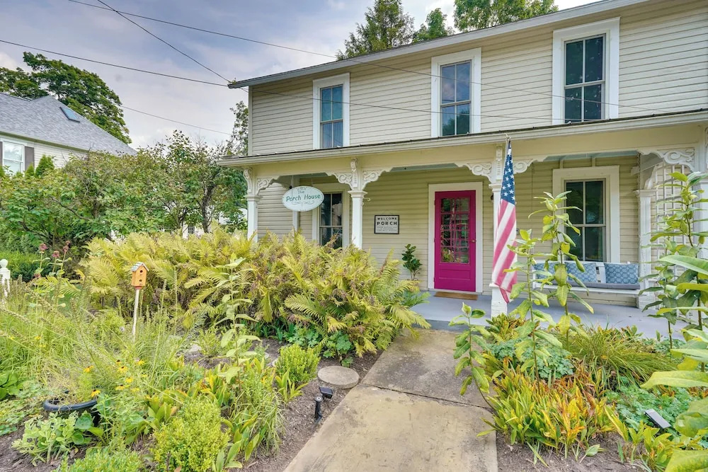 'the Porch House' Located in Historic Village