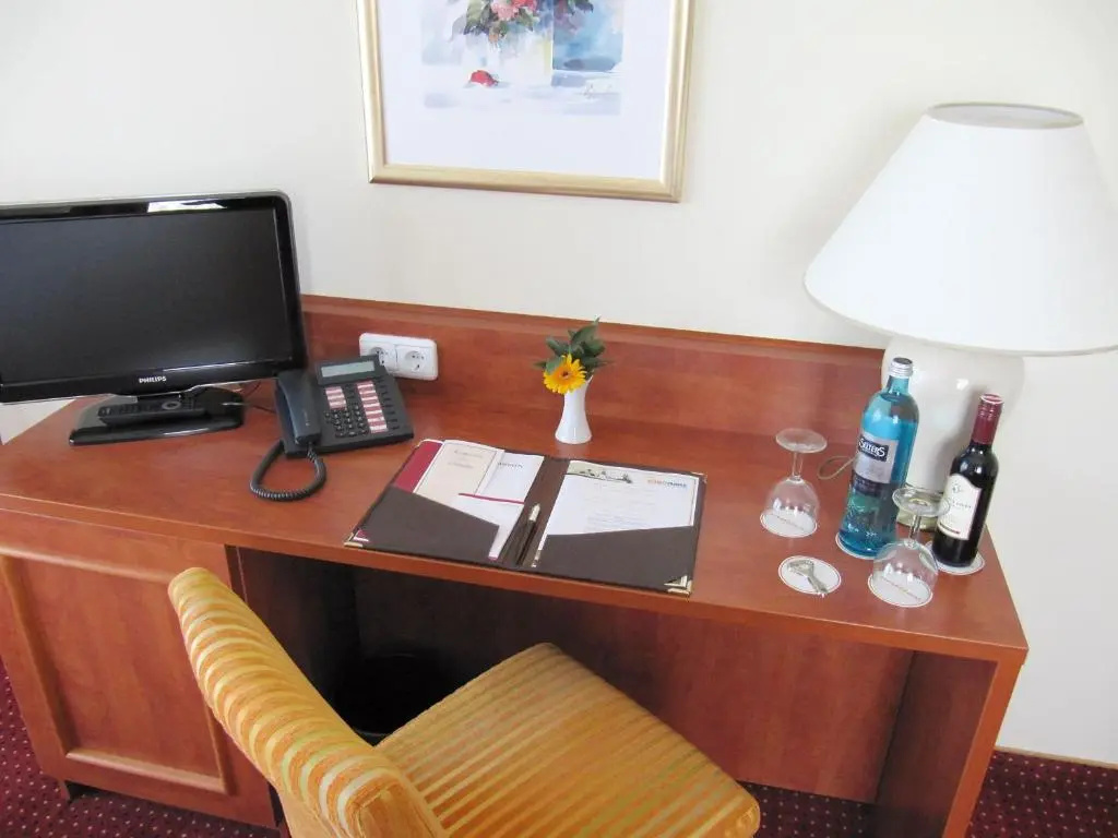 Double Suite with land view full double bed