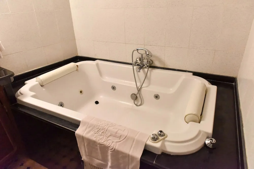 Executive room with courtyard view