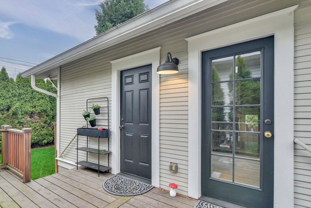 Main Street Retreat! Urban Cottage in Vancouver
