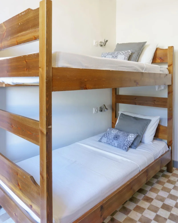Standard Triple room with garden view