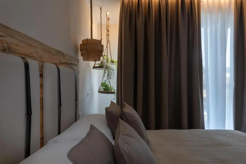 Deluxe Double room (full double bed)