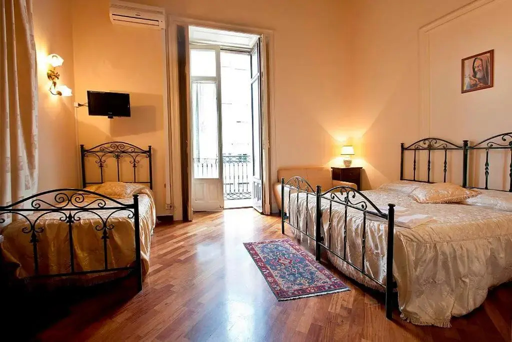 Standard Triple room