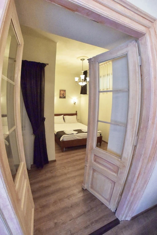 Deluxe Double Suite (full double bed)