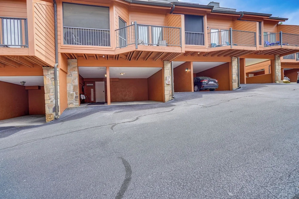 Downtown Gatlinburg Condo w/ Mountain-view Balcony