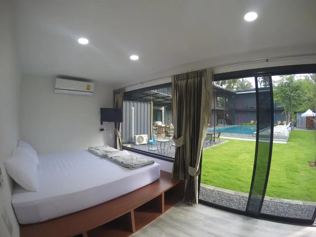 Standard room with pool view