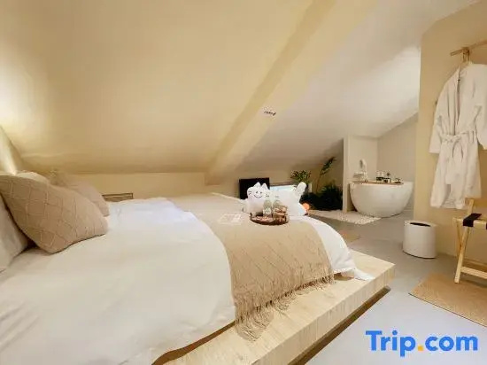 Luxury Double room (full double bed)
