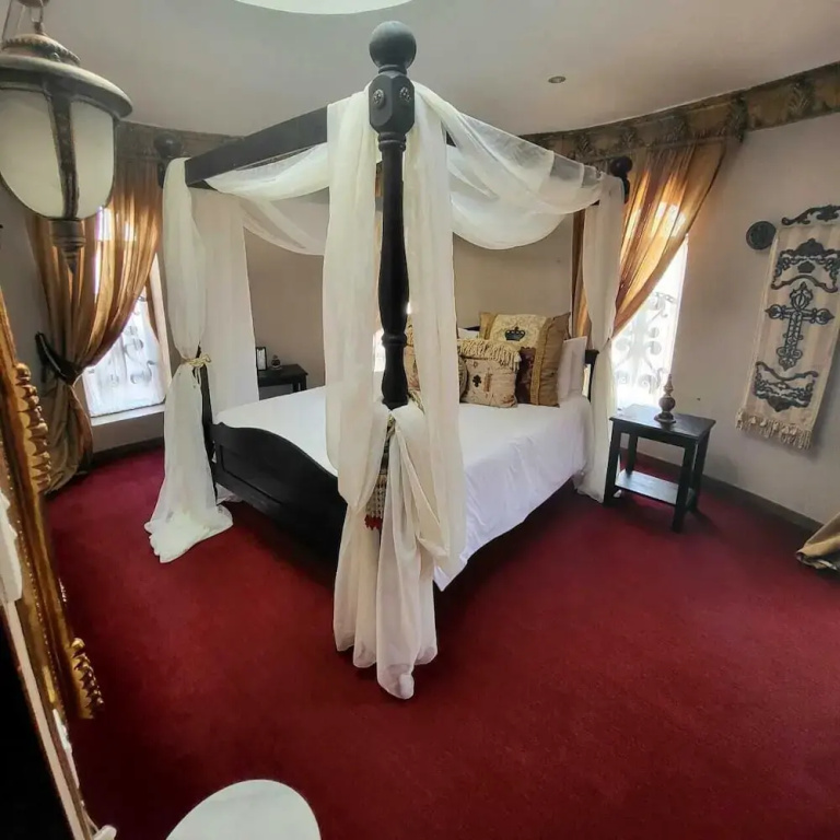 Double Suite with balcony (full double bed)