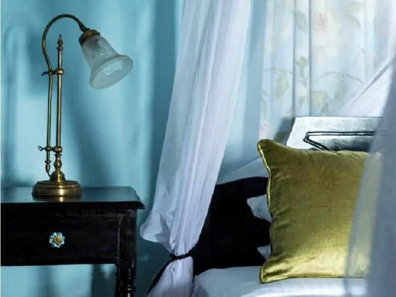 海景豪華雙人套房，配有大床。