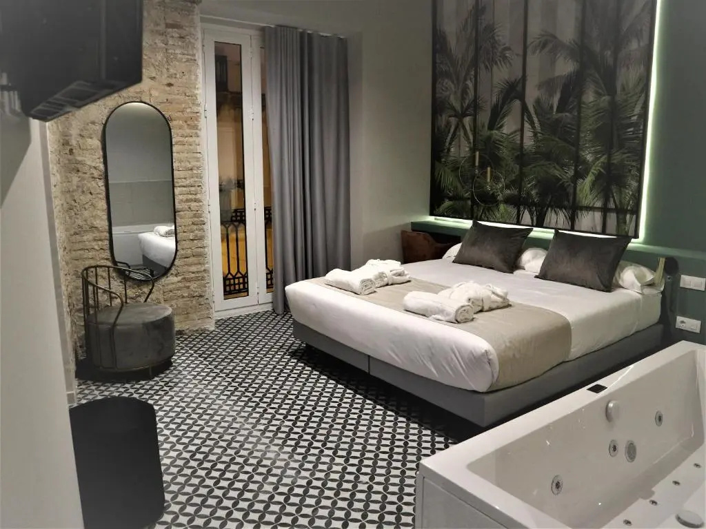 Deluxe Double room (full double bed)
