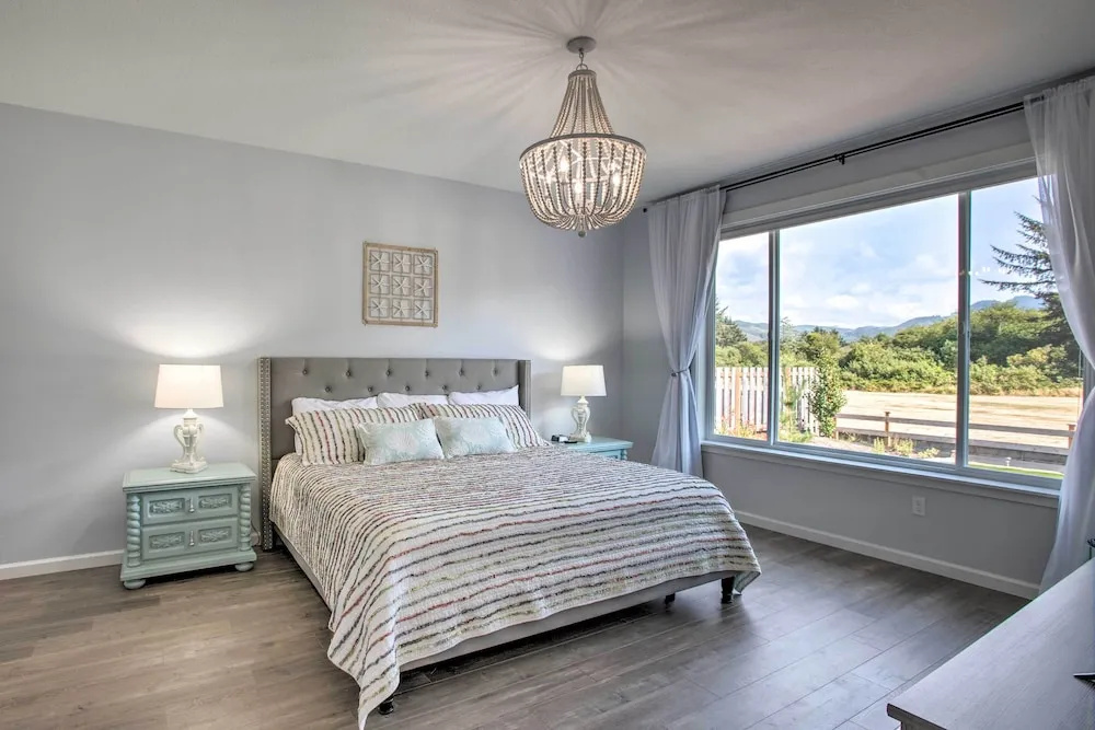 Luxury Home on Golf Course: Walk to the Beach!
