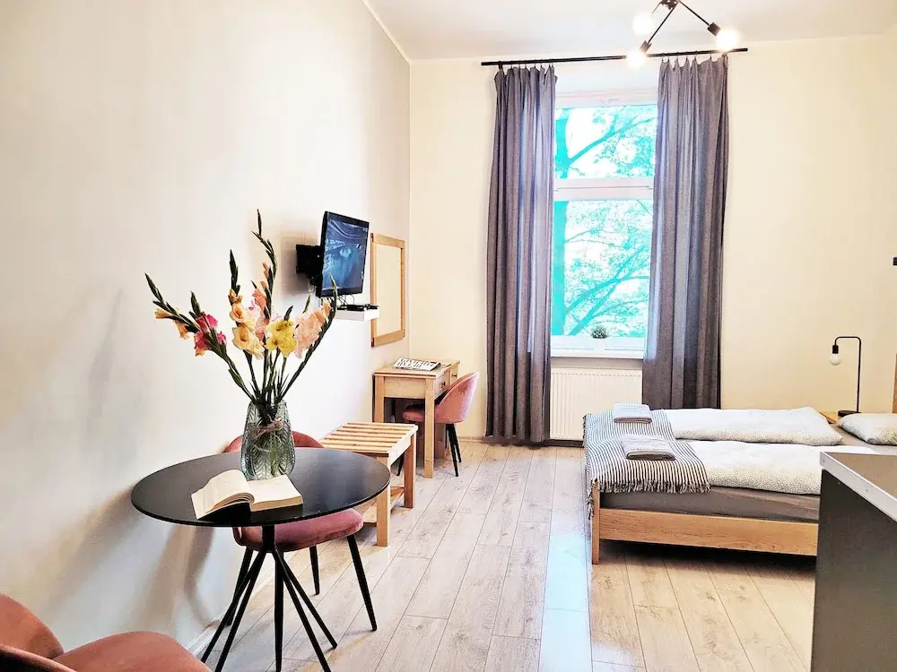 Standard Double Suite with courtyard view (full double bed)