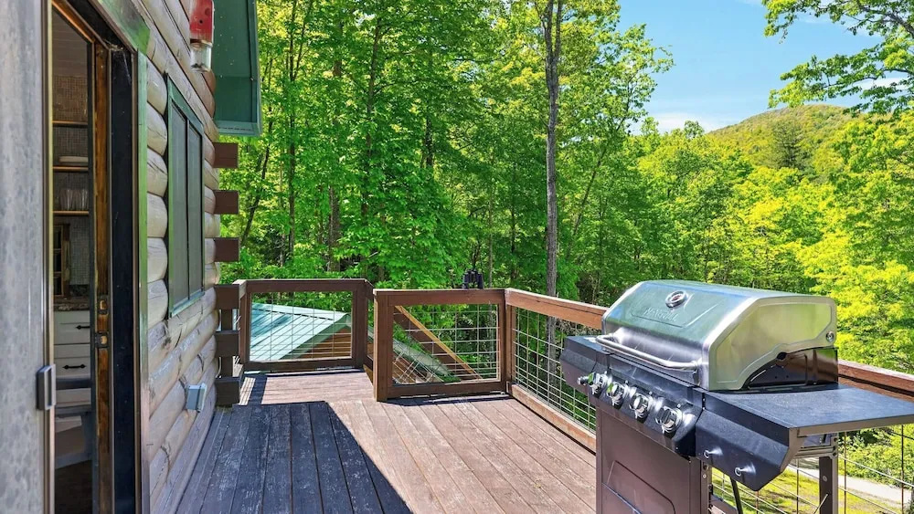 The Hearthwood by Avantstay Cozy Cabin + Bunks Screened Porch + Firepit Table + Grill Mins to Waterfalls + Brevard