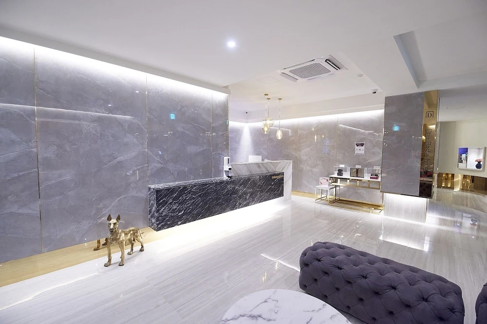 Lobby & Reception