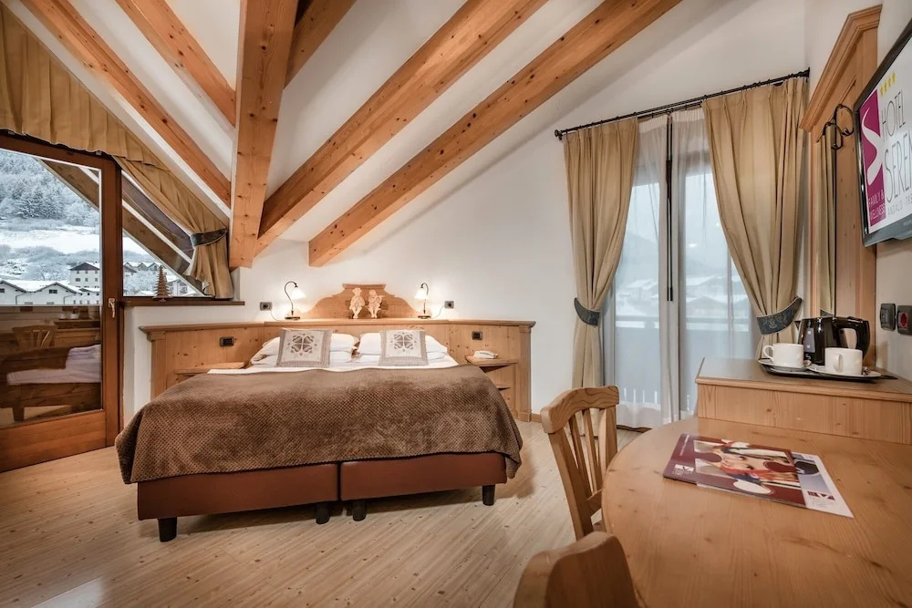 Deluxe Double room (full double bed)