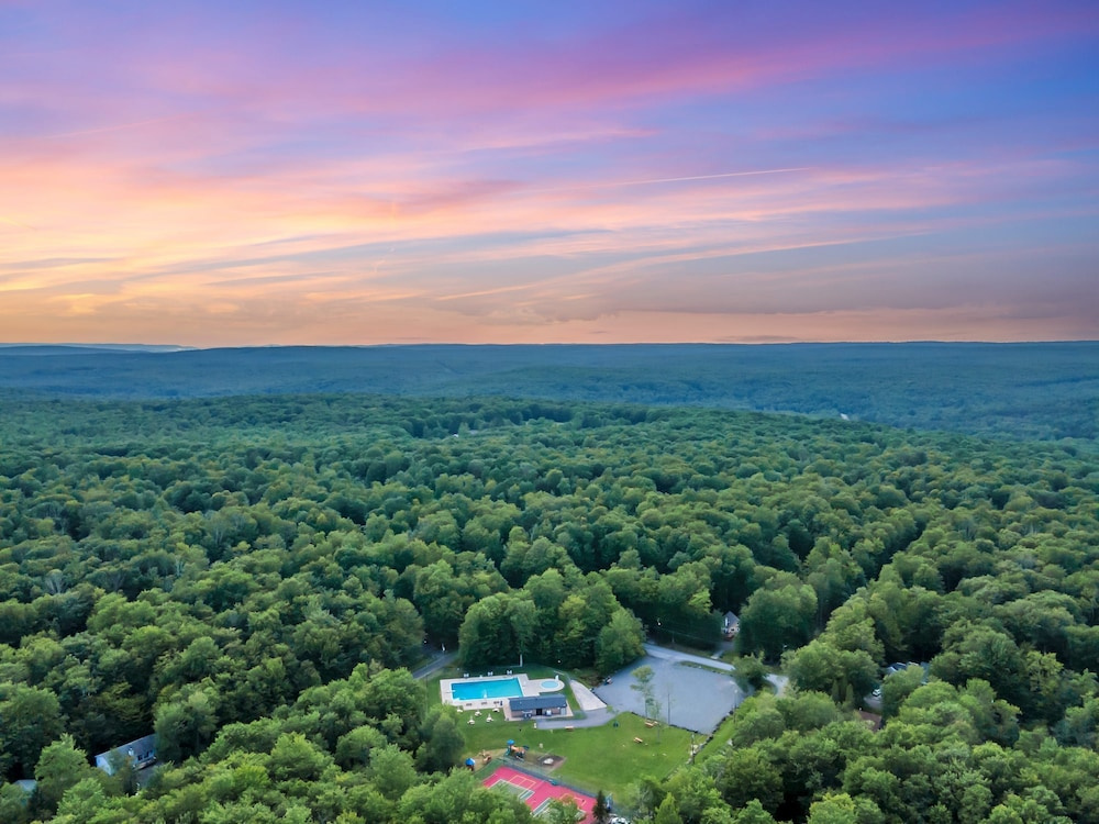 Cozy Poconos Retreat Hot Tub Dog Friendly Firepit