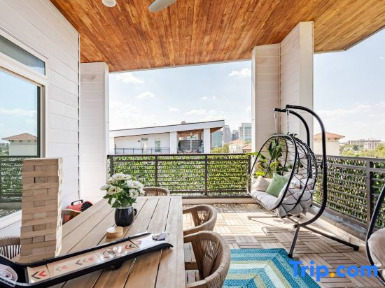 Luxury Riverwalk Penthouse Pool & Skyline Views