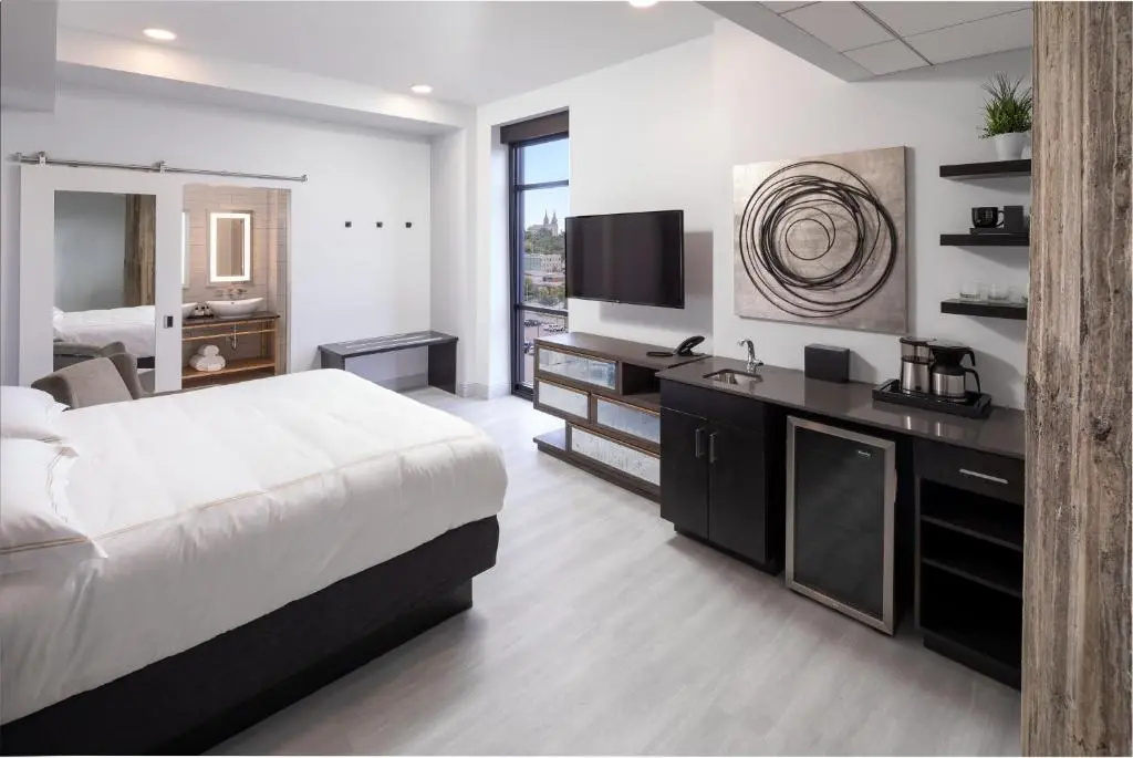 Deluxe Double room (full double bed)