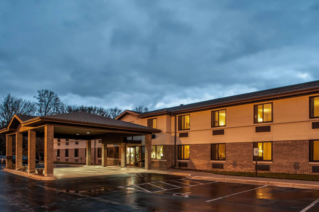 Econo Lodge Inn & Suites Oconto