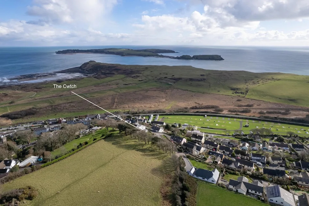The Cwtch Apartment - Sea Views Walk to Beach