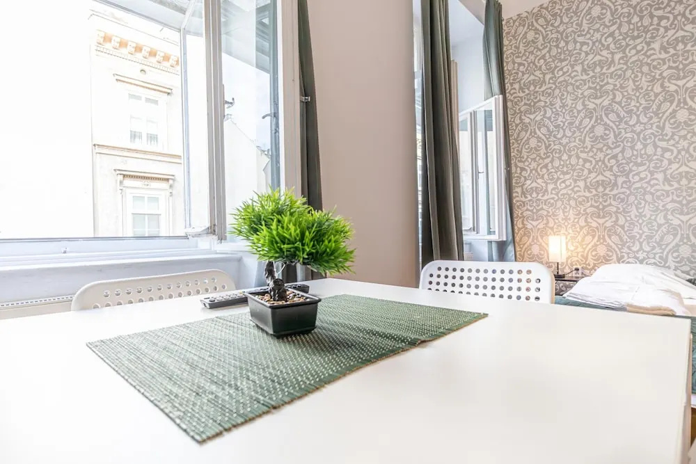 Friendly 2BR Apt- Near Rennweg
